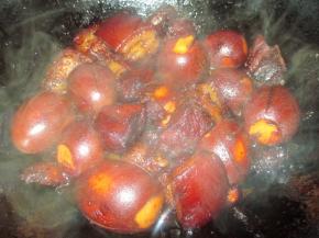 煮的汤水微收时即可