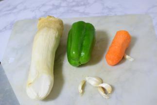 准备食材，杏鲍菇，胡萝卜，青椒切丝