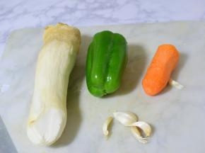 准备食材，杏鲍菇，胡萝卜，青椒切丝