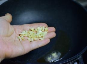 油热，蒜爆香