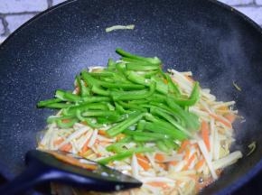 再加入青椒