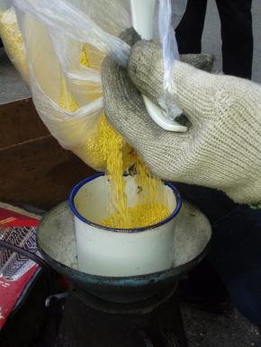 把小米放在机器里