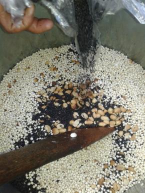 倒入花生、芝麻