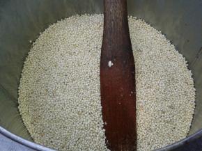 听的膨的一声，小米就爆好了 把爆好的小米从袋子里取出来放进容器里