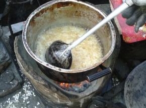 然后水、白纱糖、色拉油放进锅里煮开