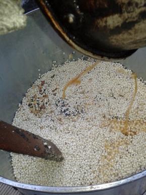 倒进装有小米的容器里，快速拌好