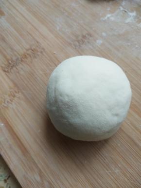 活了两种颜色的发面团，白色面团