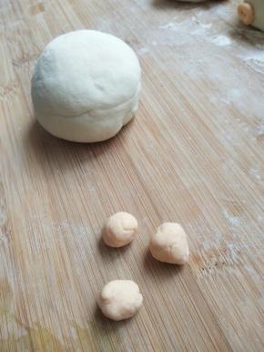 白色面团整圆，黄色面团弄小圆球