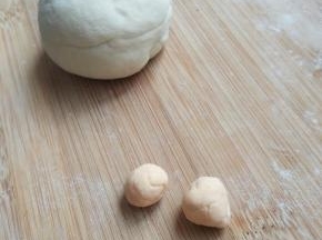 白色面团整圆，黄色面团弄小圆球
