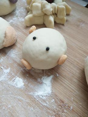 再加上两个耳朵，又加两个花椒粒当眼睛