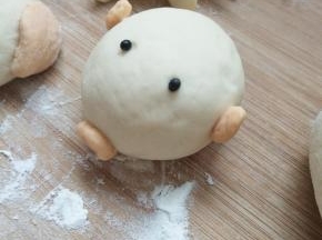 再加上两个耳朵，又加两个花椒粒当眼睛
