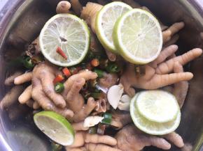 放入鸡爪，再将柠檬片，蒜，线椒放入