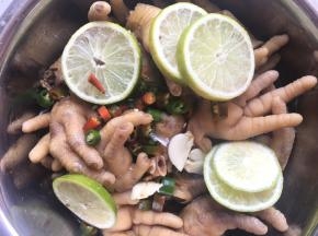 放入鸡爪，再将柠檬片，蒜，线椒放入