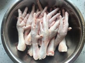 鸡爪洗净后剪去指甲