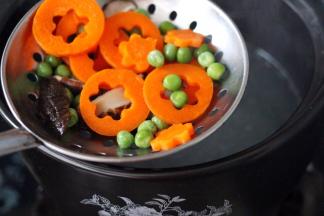 继续煮一分钟后即可关火、捞出用清水冲洗干净、沥干备用