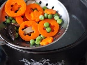 继续煮一分钟后即可关火、捞出用清水冲洗干净、沥干备用