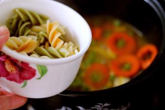 加入煮熟的螺旋意面