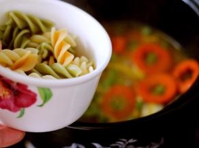 加入煮熟的螺旋意面