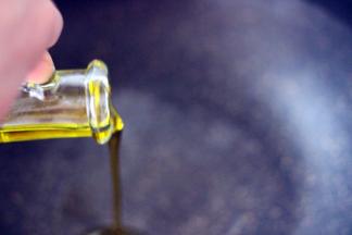 砂锅里加入橄榄油