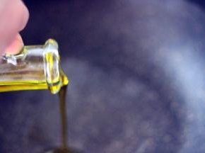 砂锅里加入橄榄油
