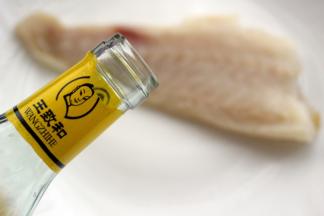 洗净的鳕鱼沥干水分后用料酒和适量盐腌制10分钟左右