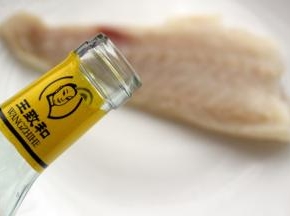 洗净的鳕鱼沥干水分后用料酒和适量盐腌制10分钟左右