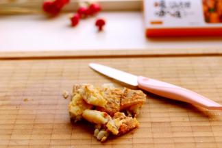 煎好的鳕鱼发凉以后用刀切成块状备用