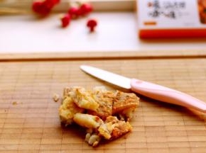 煎好的鳕鱼发凉以后用刀切成块状备用