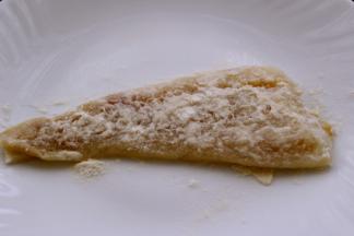 腌制好的鳕鱼面上均匀涂抹上面粉