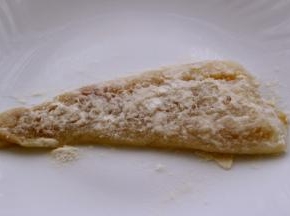 腌制好的鳕鱼面上均匀涂抹上面粉