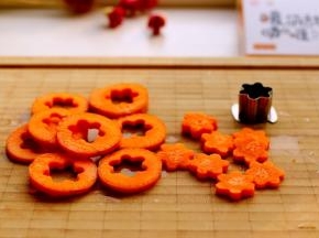 胡萝卜用模具刻出花型、没有模具直接用刀切成薄片