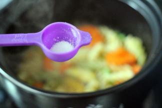 放入适量盐调味