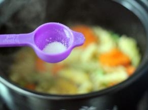 放入适量盐调味