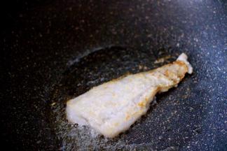 热锅加10克橄榄油用小火煎至