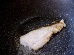 热锅加10克橄榄油用小火煎至