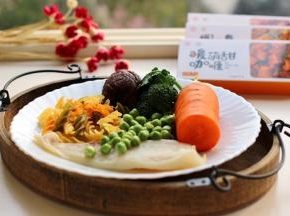 所有食材备齐、鳕鱼提前解冻洗净、胡萝卜、西兰花、花菇提前洗净后备用、青豆提前解冻洗净备用