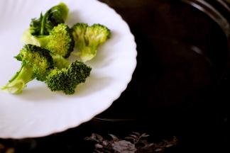 最后把西兰花放入砂锅中、不要煮沸、变色断生即可捞出沥干备用