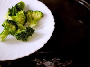 最后把西兰花放入砂锅中、不要煮沸、变色断生即可捞出沥干备用