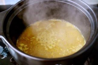 加入适量清水煮沸后