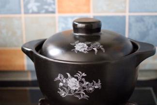 砂锅继续加入适量清水煮沸后、加入一勺食用油和适量盐