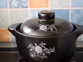 砂锅继续加入适量清水煮沸后、加入一勺食用油和适量盐