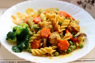 做好的鳕鱼咖喱意面盛到器皿里、哇、香气扑鼻哟