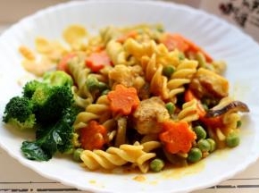 做好的鳕鱼咖喱意面盛到器皿里、哇、香气扑鼻哟