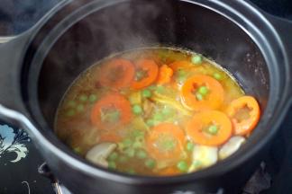 除了鳕鱼和西兰花、把其它食材都放入砂锅中煮沸、小火慢慢炖煮5分钟