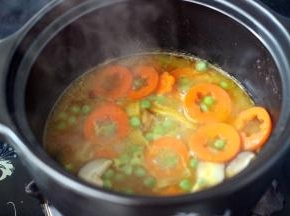 除了鳕鱼和西兰花、把其它食材都放入砂锅中煮沸、小火慢慢炖煮5分钟