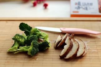 洗净的西兰花用手撕成小块、花菇用刀切成薄片