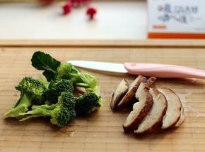 洗净的西兰花用手撕成小块、花菇用刀切成薄片