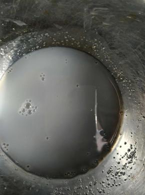 牛奶加糖隔热水搅拌至糖融化，要保持混合溶液的温度