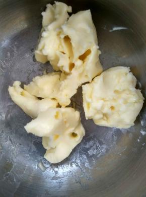 黄油提前软化好，像牙膏状态