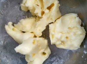 黄油提前软化好，像牙膏状态